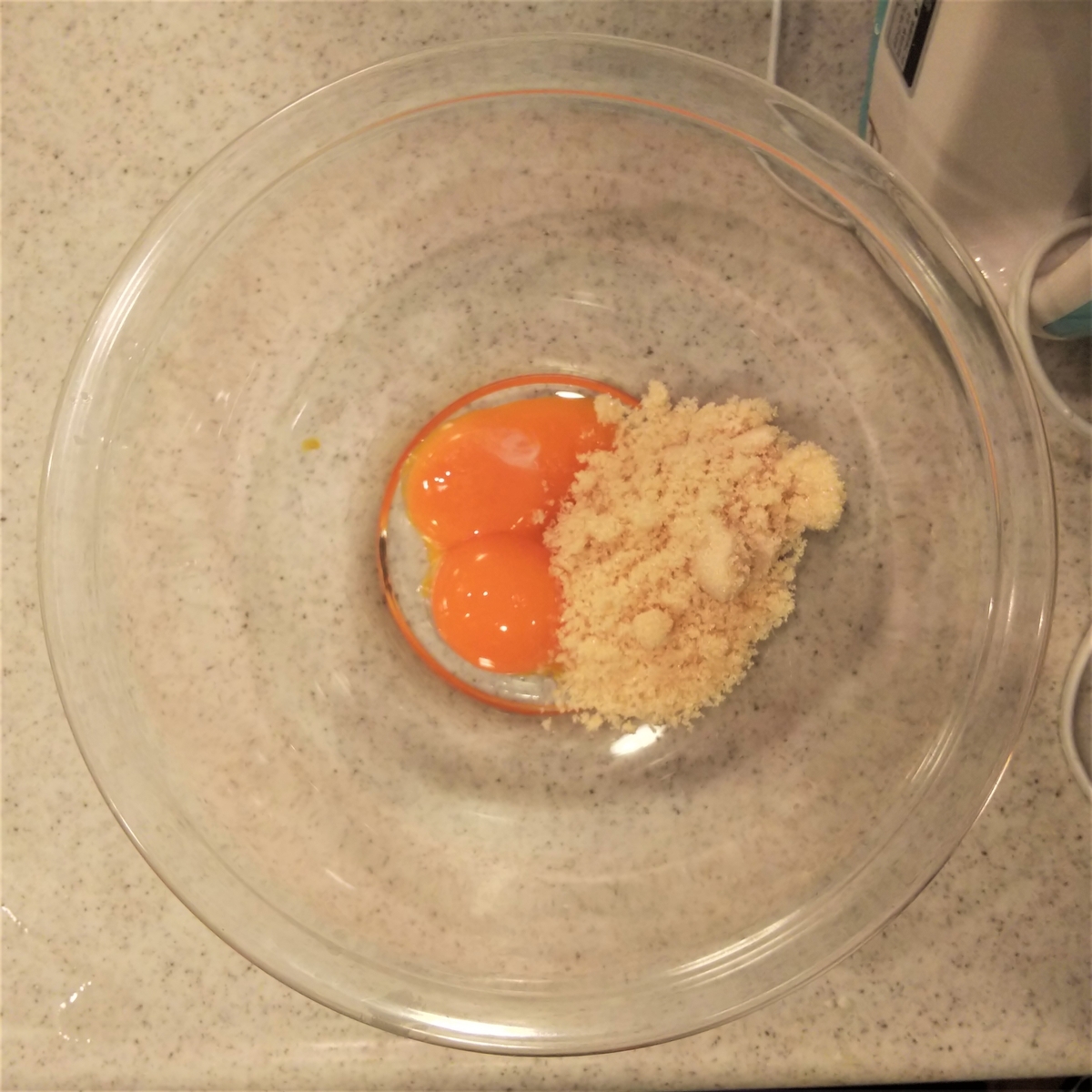 卵黄と砂糖を泡立てる