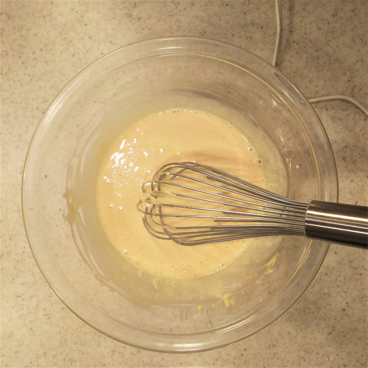 サラダ油と牛乳を加える