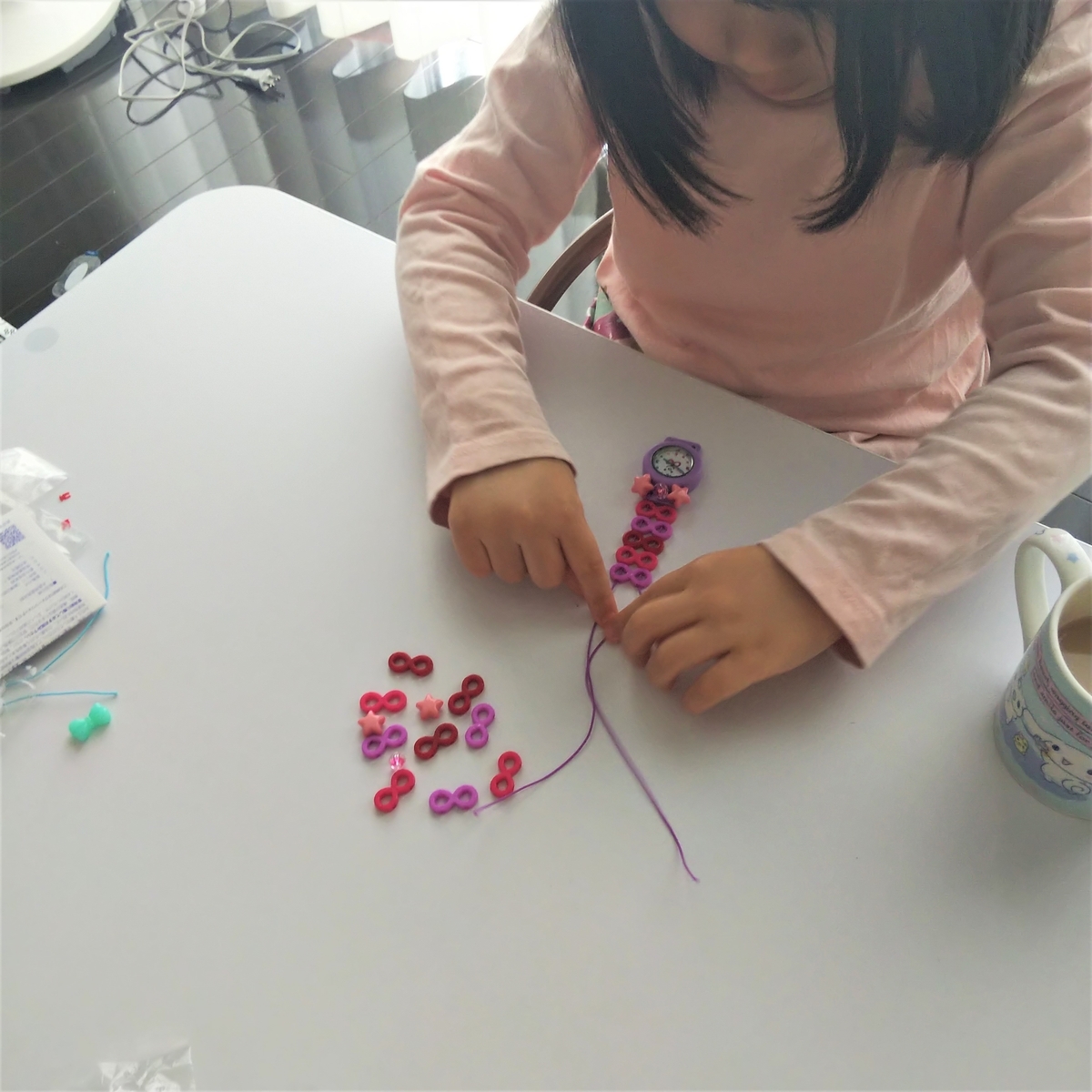 パーツをゴム紐に通していく