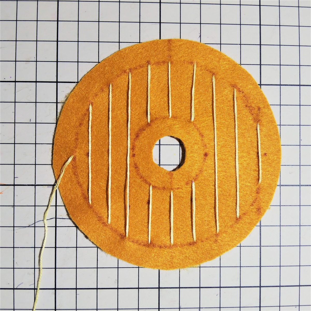 ハニーディップの作り方① 1㎝間隔を空けて刺繍する