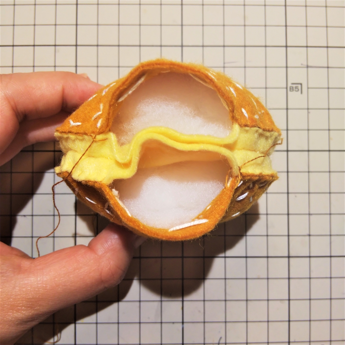 クリームドーナツの作り方⑧ それぞれに綿を入れる