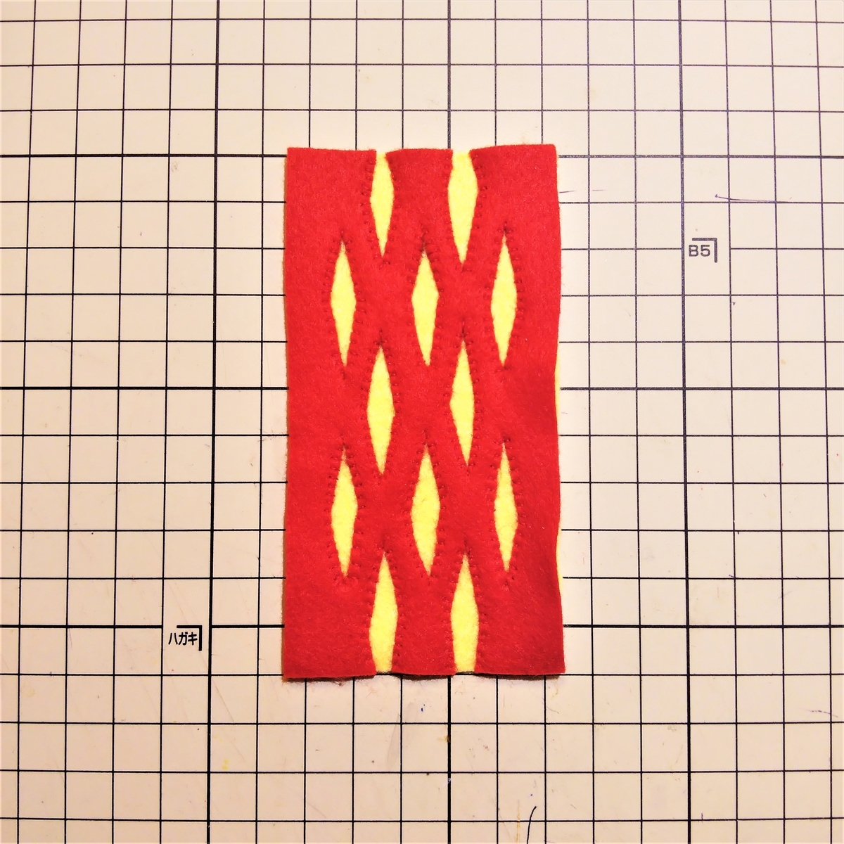 フェルトの『パイ』の作り方③ 型紙②に縫い付ける