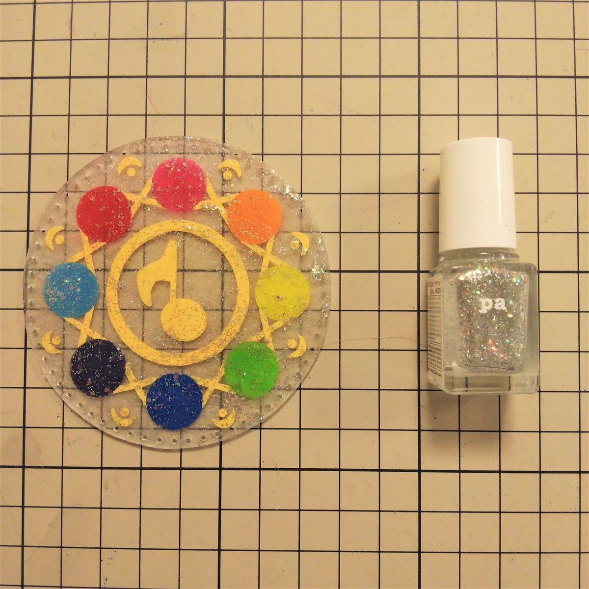 プラバンにラメのマニキュアを塗る