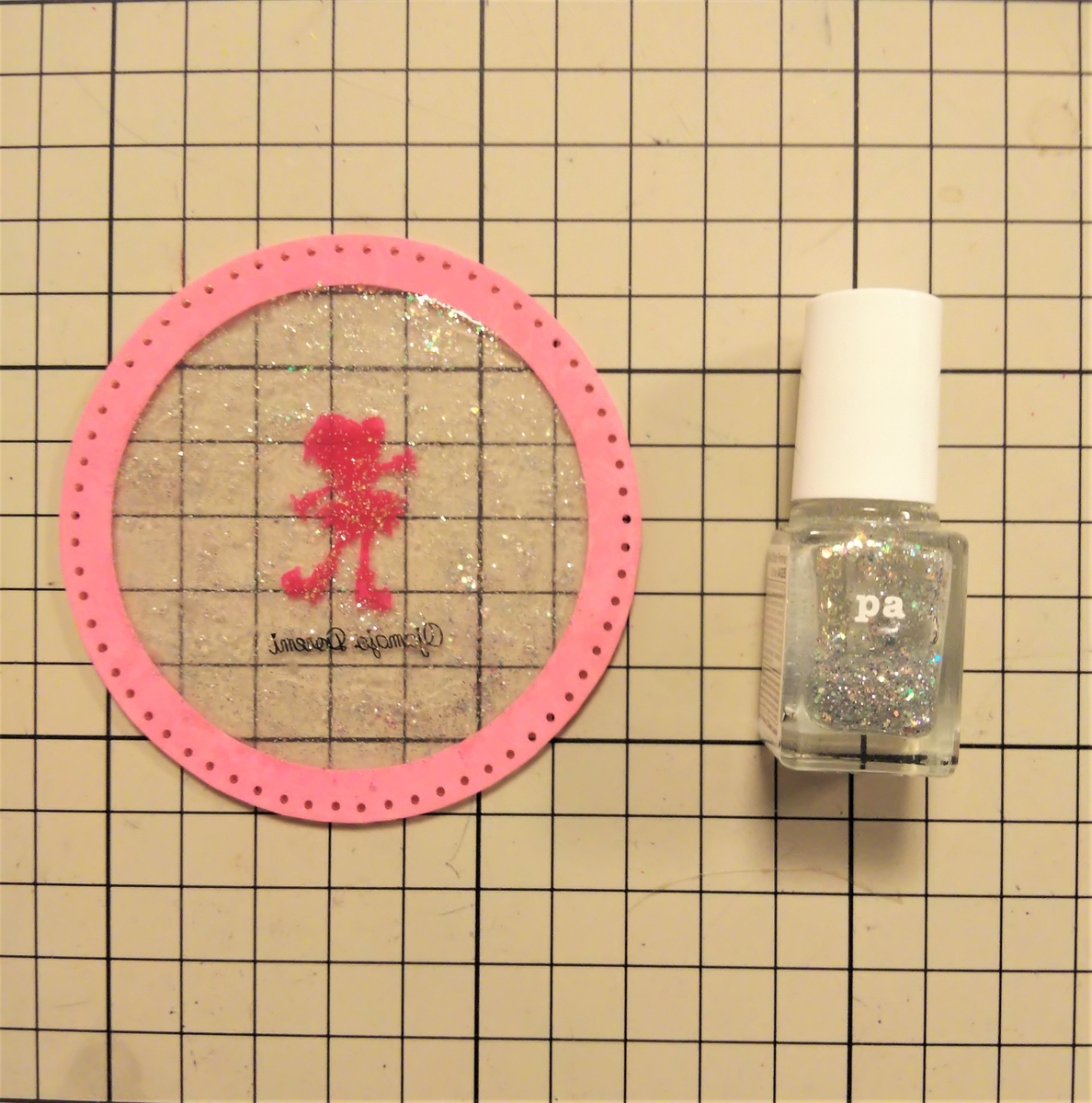 プラバンにラメのマニキュアを塗る