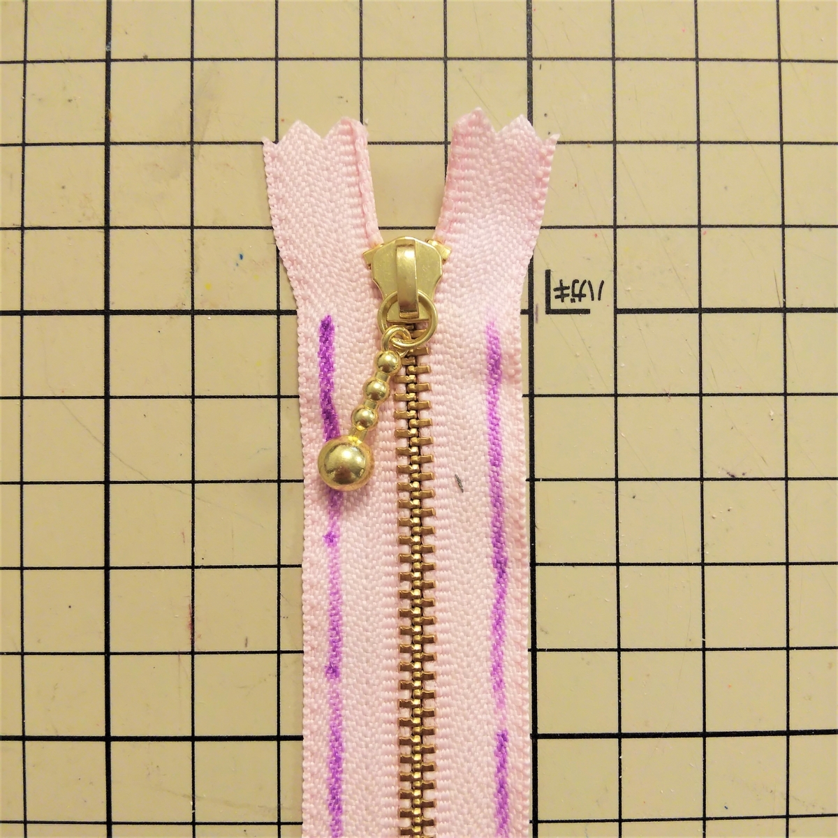 ファスナーにチャコペンで線をひく