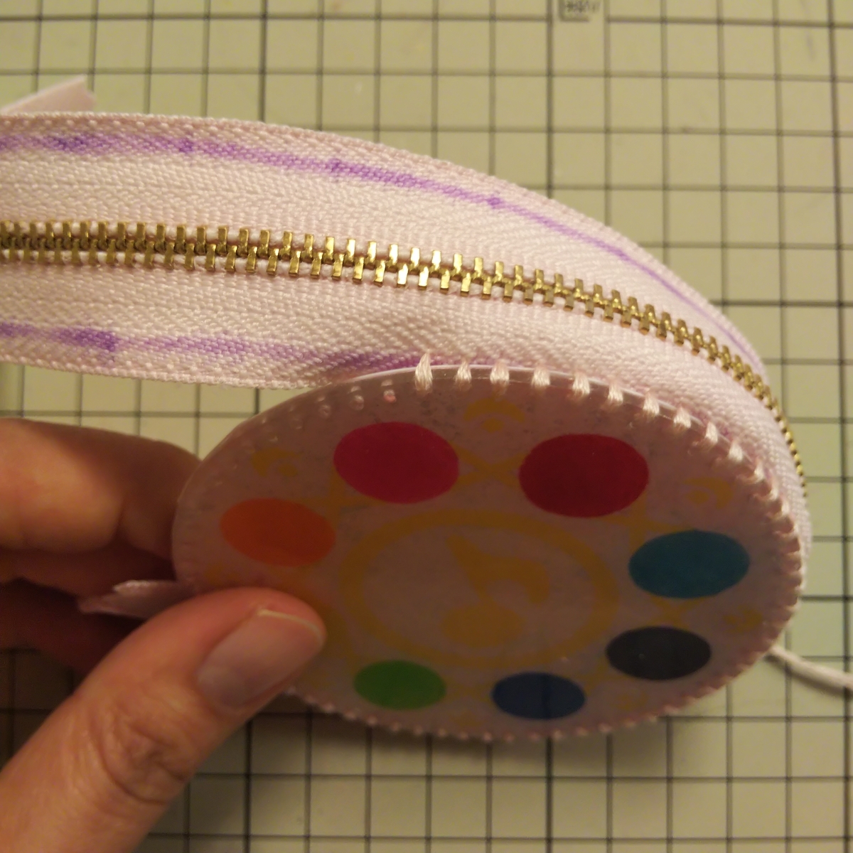 プラバンとファスナーを縫い合わせる