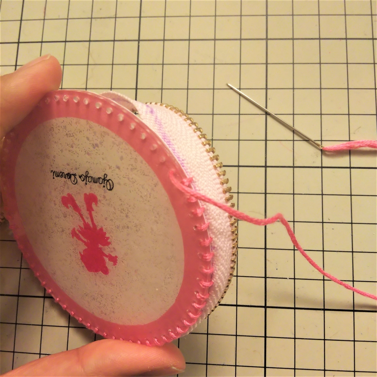 裏側はファスナーを開けた状態で縫う