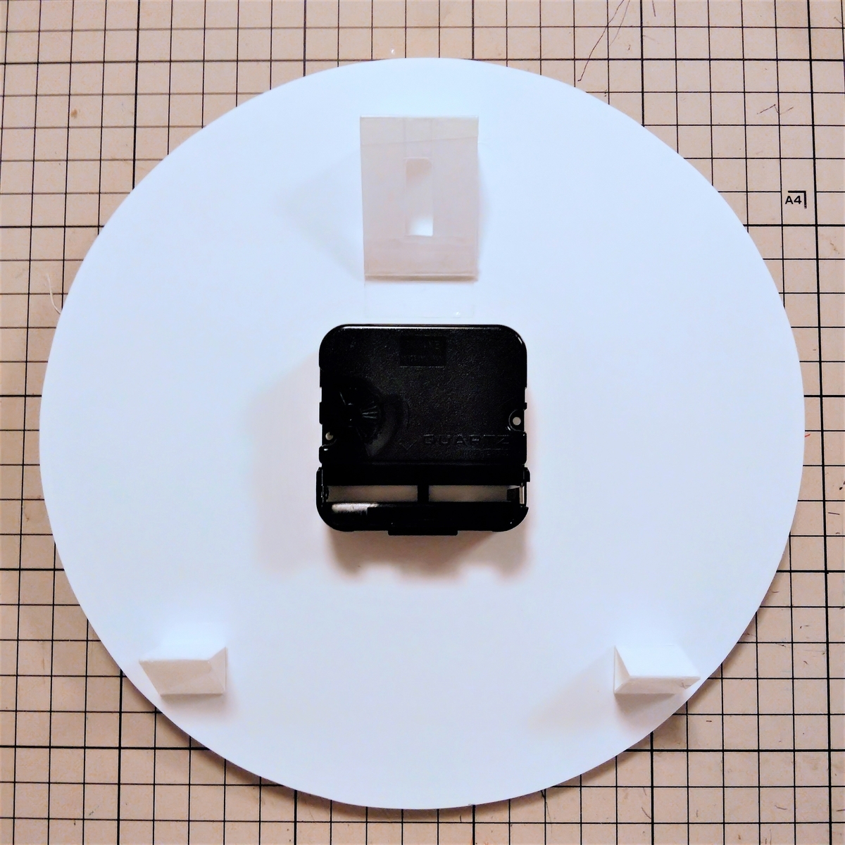 プラバン時計⑥　フックかけを裏に貼り付ける