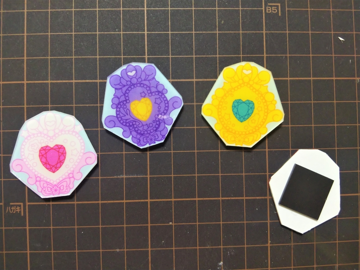 裏にマグネットシートを貼る