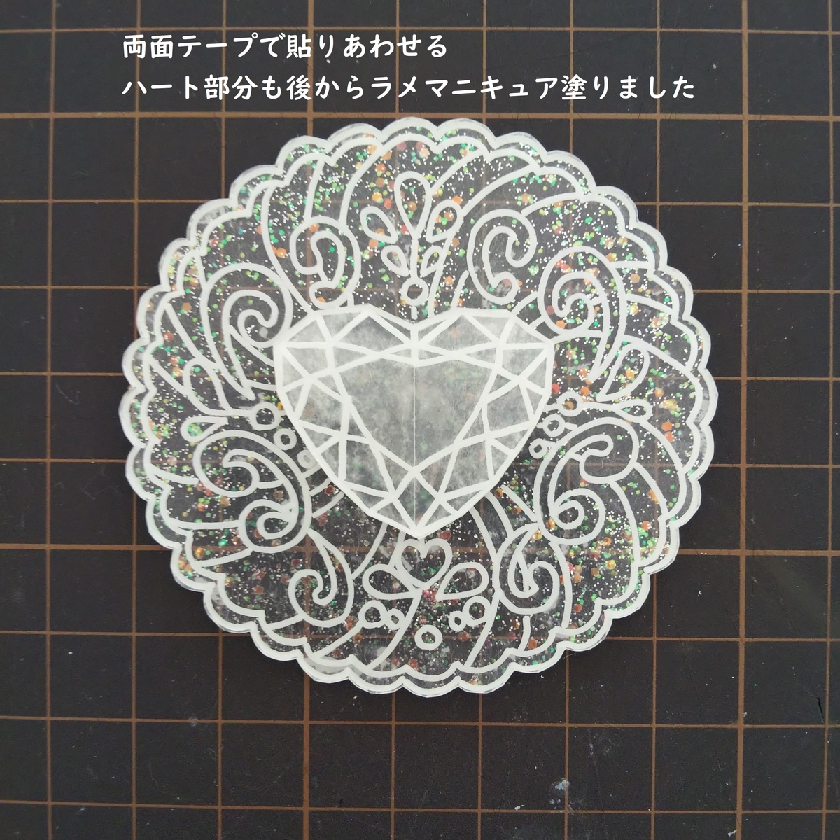 ハートのパーツを両面テープで貼り付ける