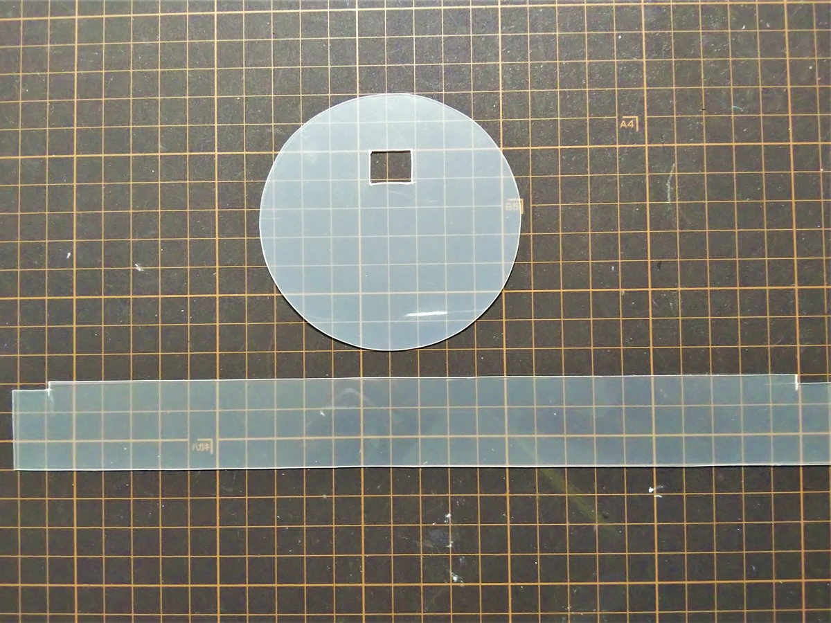 型紙を使って透明のPPシートを切る