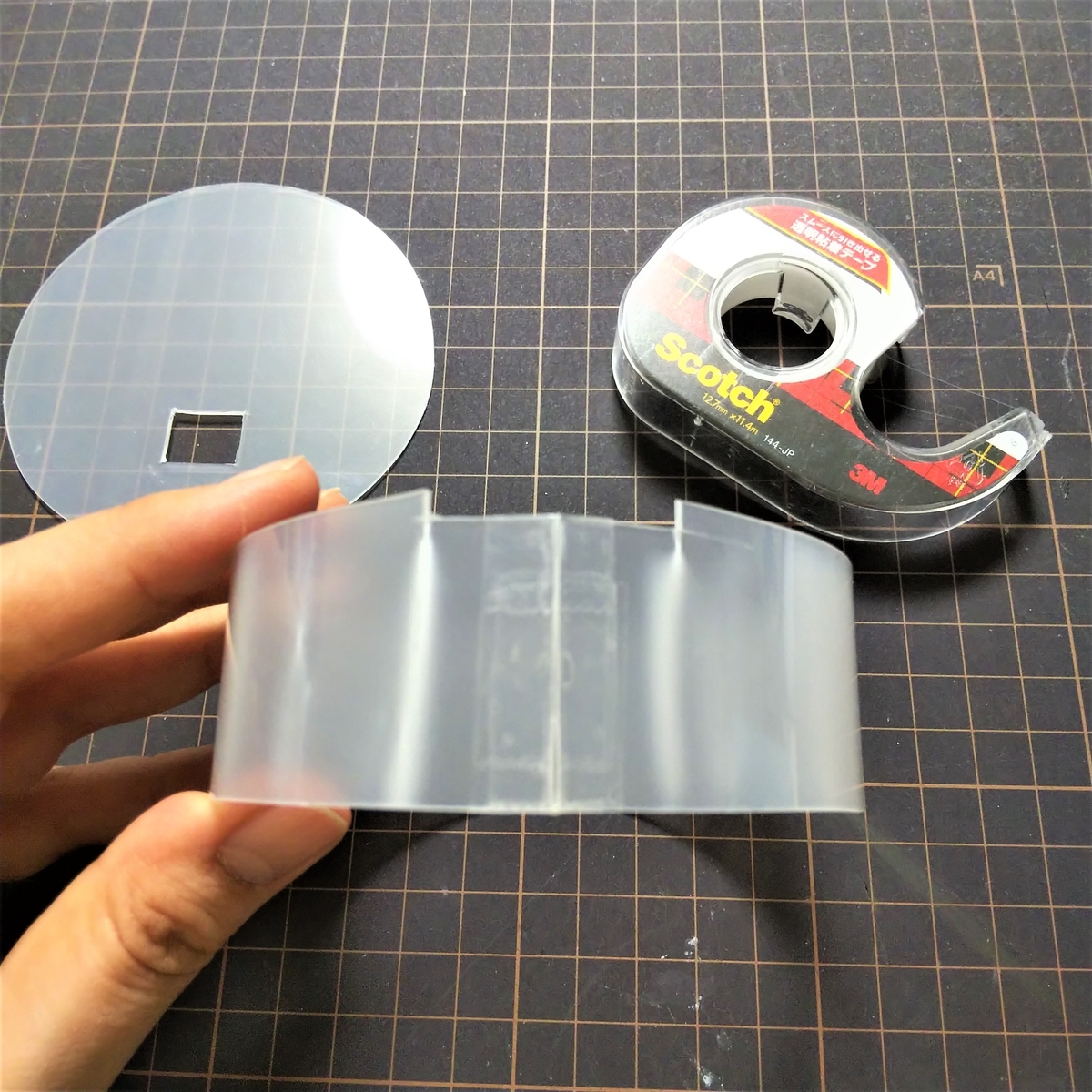 表裏両面からしっかりテープでとめる