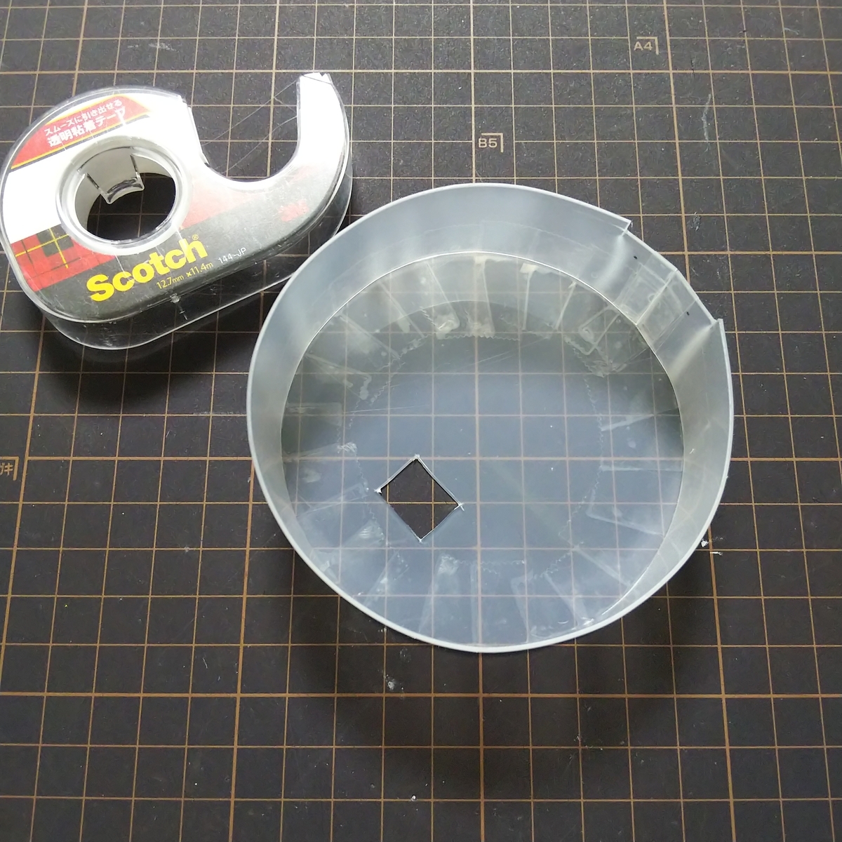 底面と側面をテープでしっかり固定する