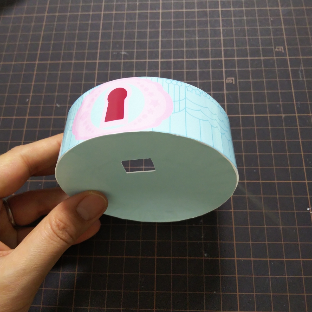 側面と底面にシールを貼る