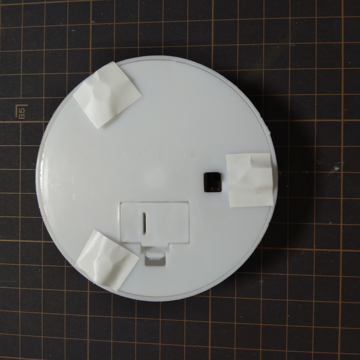 ハーバリウムライトの裏側に両面テープを貼る