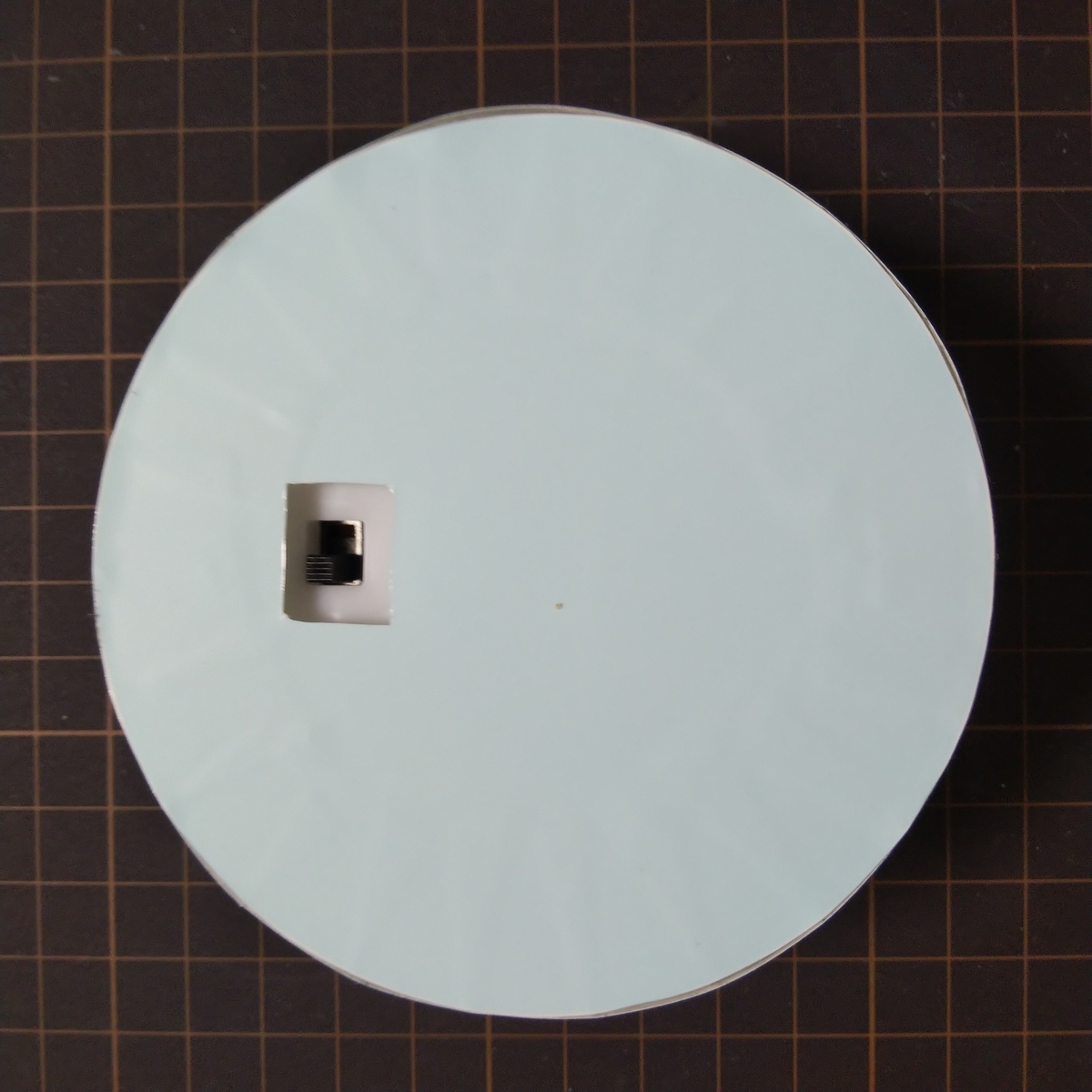 穴からスイッチが見えるように固定する