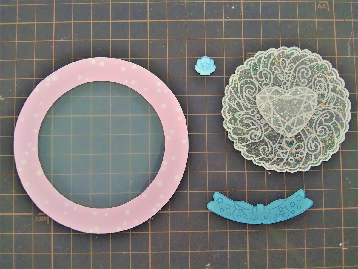 プラバンパーツを両面テープで貼り付ける