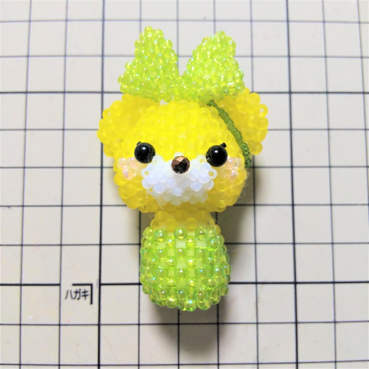 胴体はキラキラ黄緑