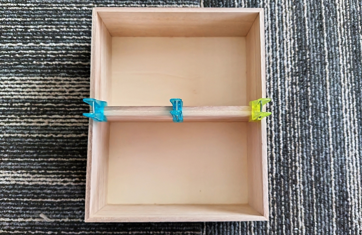 木箱を木工ボンドせ接着