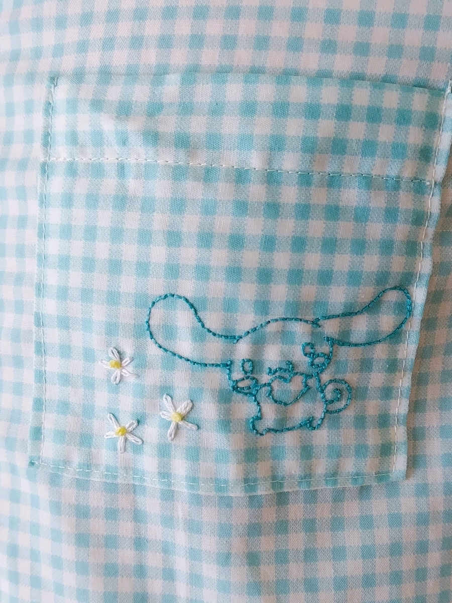 ワンピースのポケットにシナモロールを刺繍