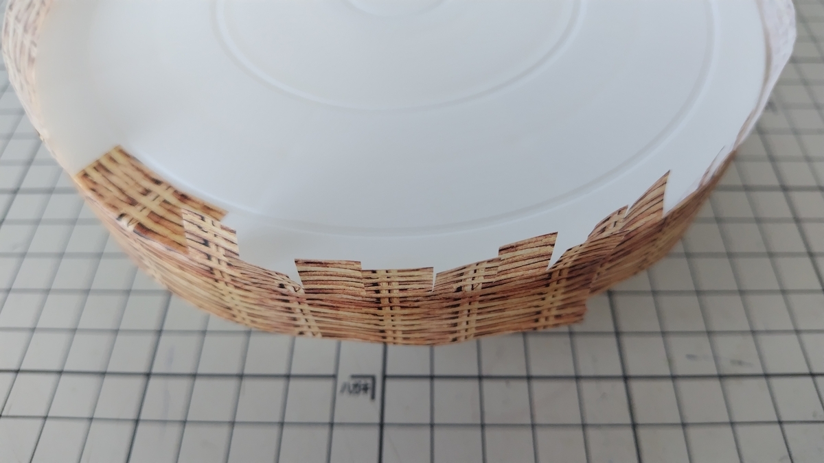 はみ出た部分は切込みを入れて折る