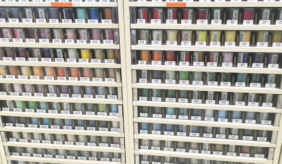 昔の手芸屋さんで使われていた 糸の棚