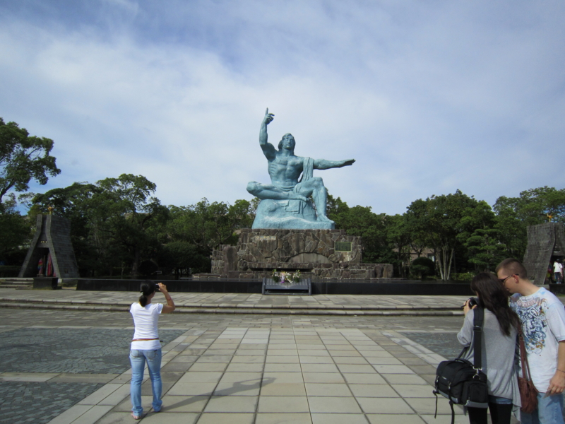 平和祈念像。すごいポーズだよね。