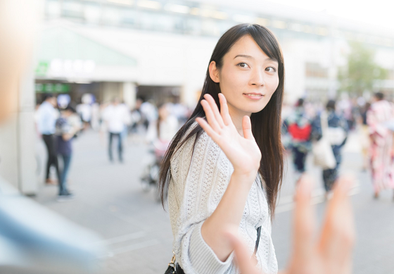 別れ際に相手の顔と名前を復習する女性