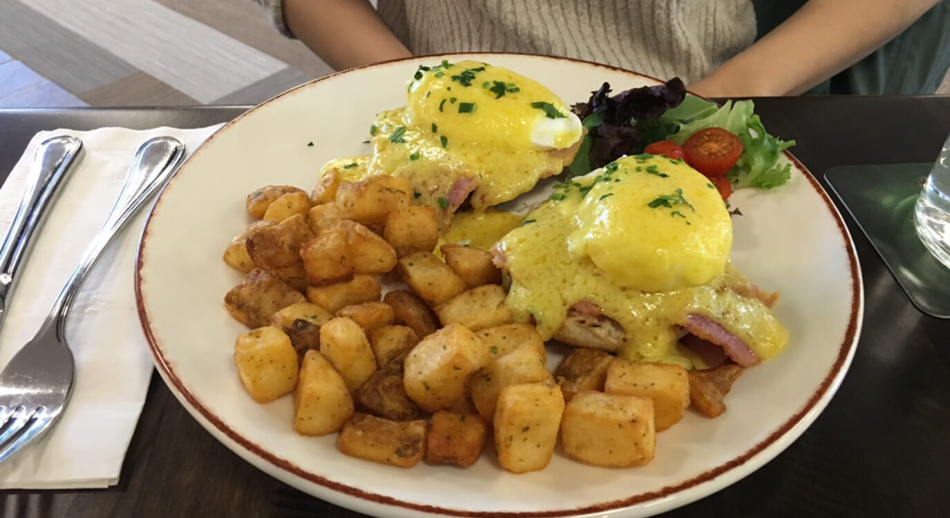 エッグベネディクトは絶品です。美味しい。