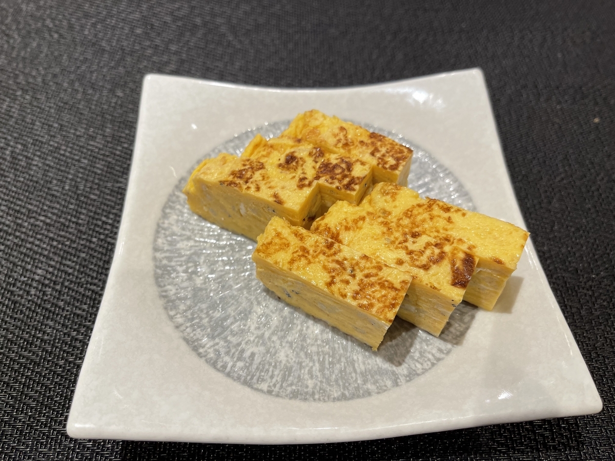 上面に焦げ目がついた卵焼きが六切れお皿に盛られています。