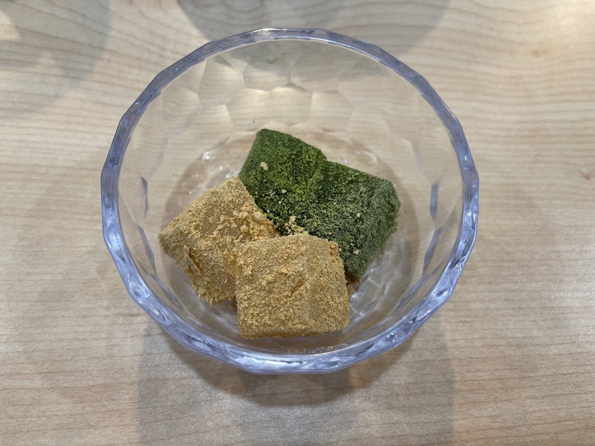 透明な器に盛ったわらび餅です。