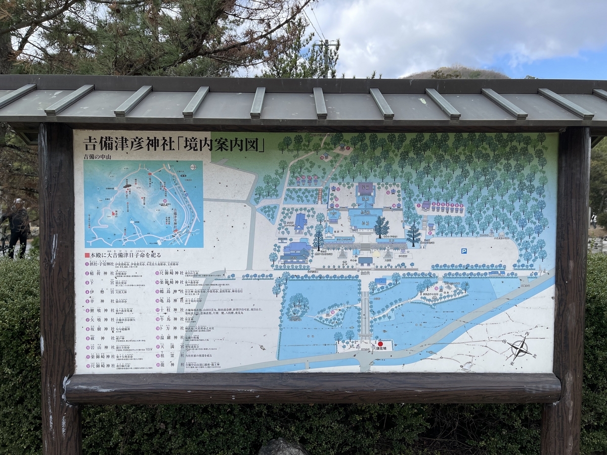 手前に池があり、池の真ん中に参道があります。池の中には参道の左右両側に小島があり、参道から渡れるようになっています。参道を真っ直ぐ進むと隋神門があり、その先の階段を登った先に拝殿があります。そして拝殿の奥に本殿があります。隋神門をくぐって階段を登らずに右の方に行くと駐車場があり、その奥に桃太郎像などがあります。