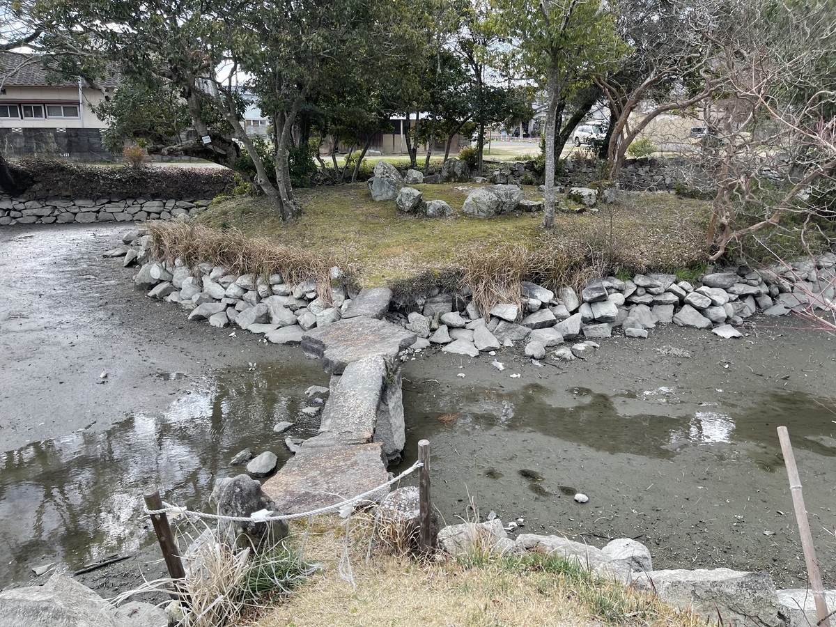 石が割ときれいな環状に並んでいます。