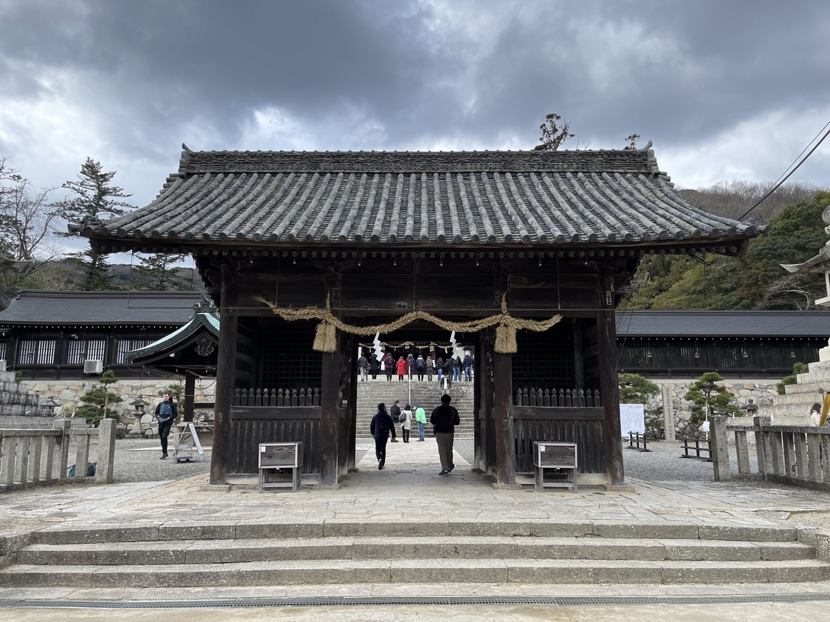 隋神門を外側から撮った写真です。しめ縄が掛かっています。