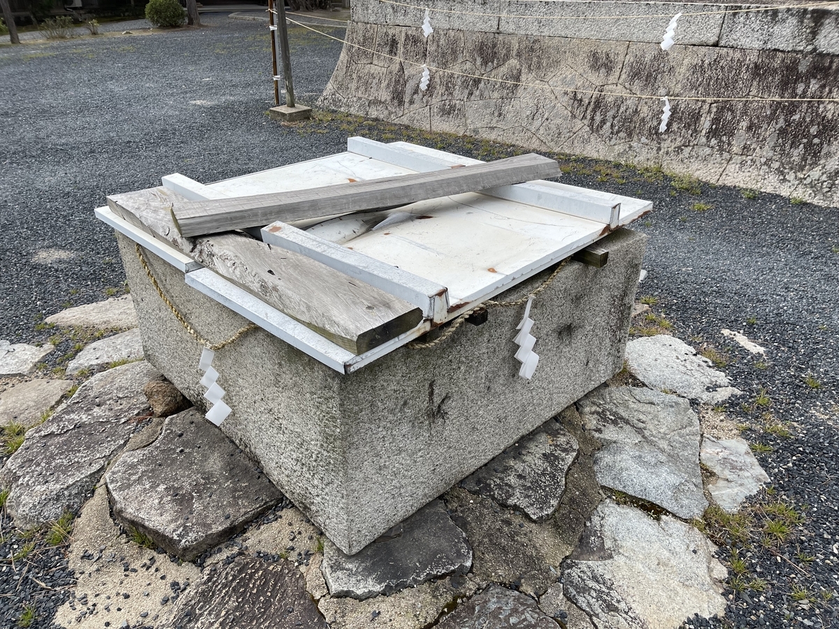 木で蓋がされた井戸です。