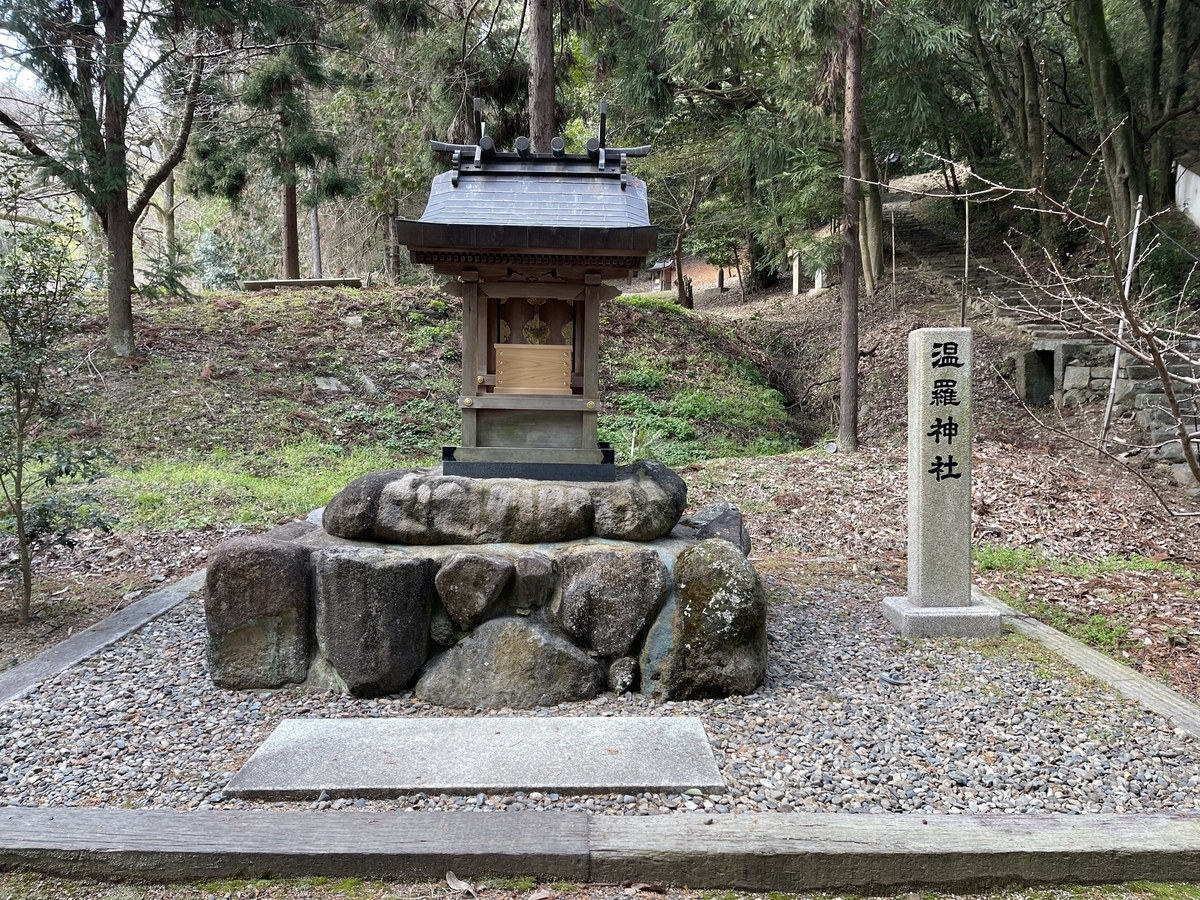 小さな社です。