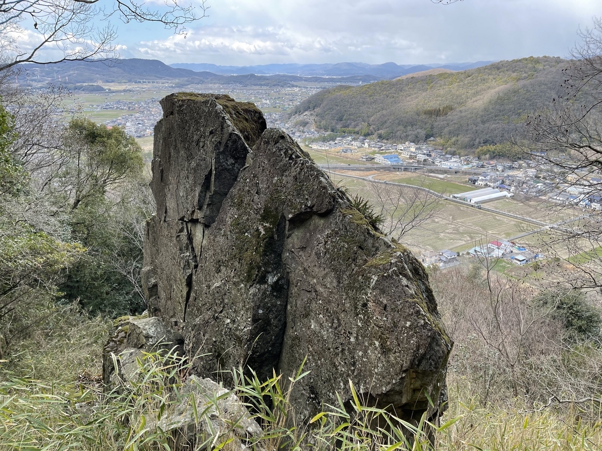 大きな岩です。