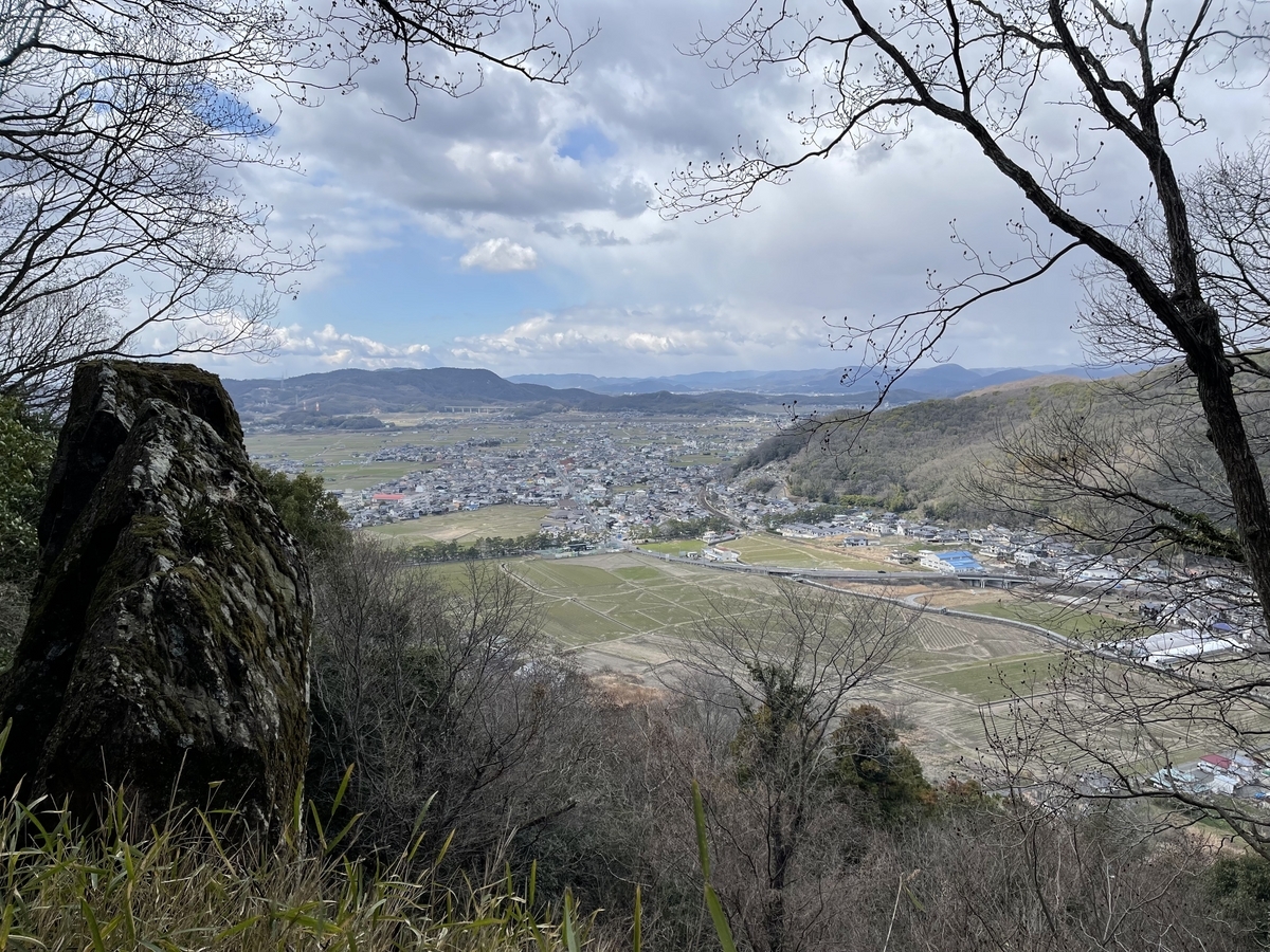 山の下の田畑や町、遠くの山並みがよく見えます。
