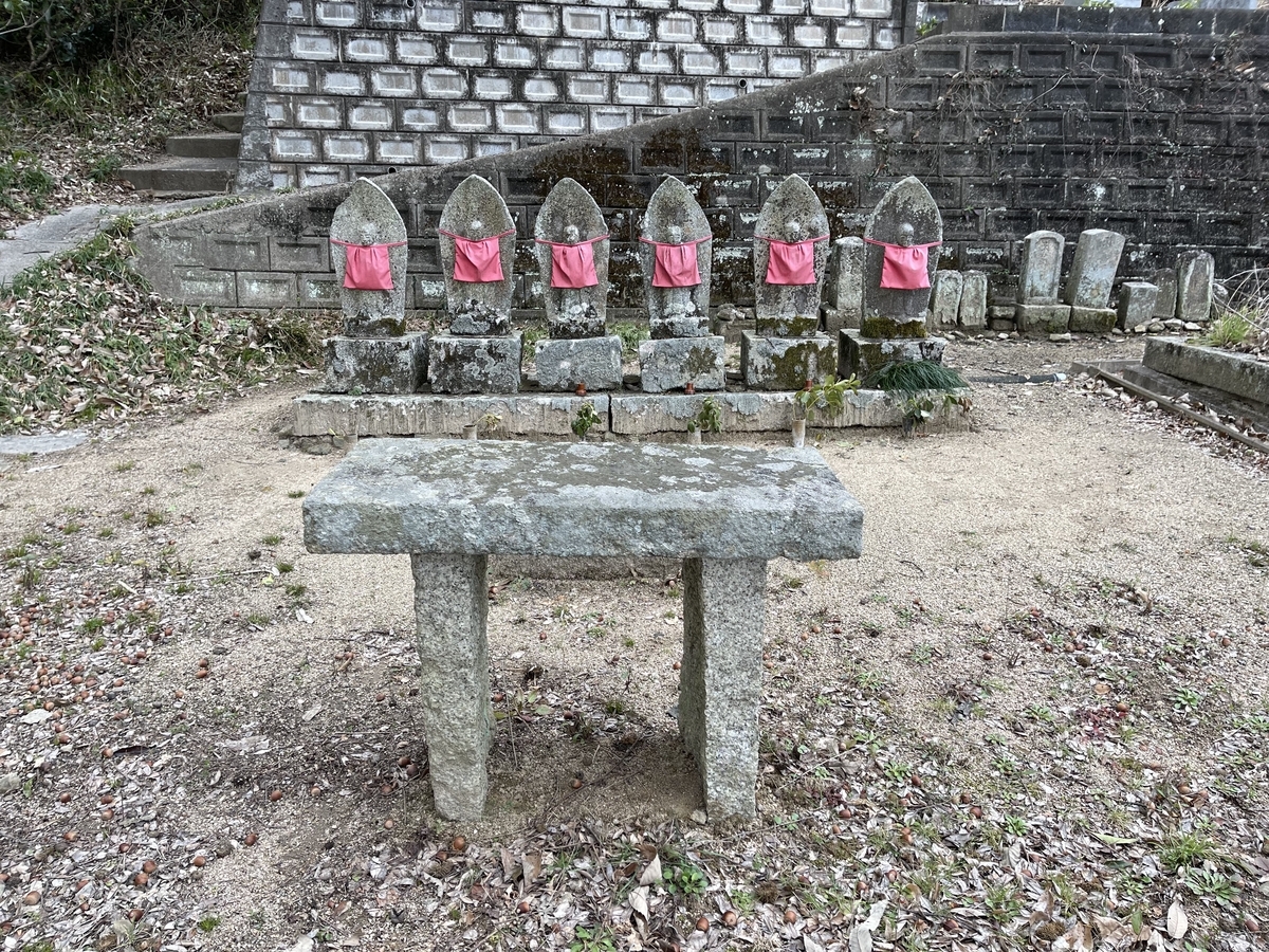 石の台のようなものと、六体の地蔵があります。