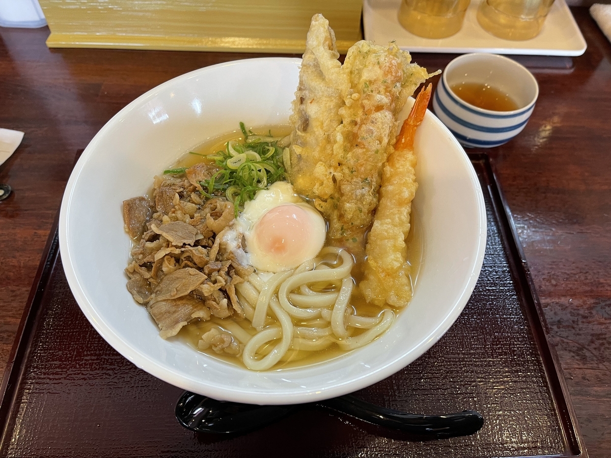 ごぼう、ちくわ、えびの三種の天ぷらと、肉と温泉玉子が入ったうどんです。