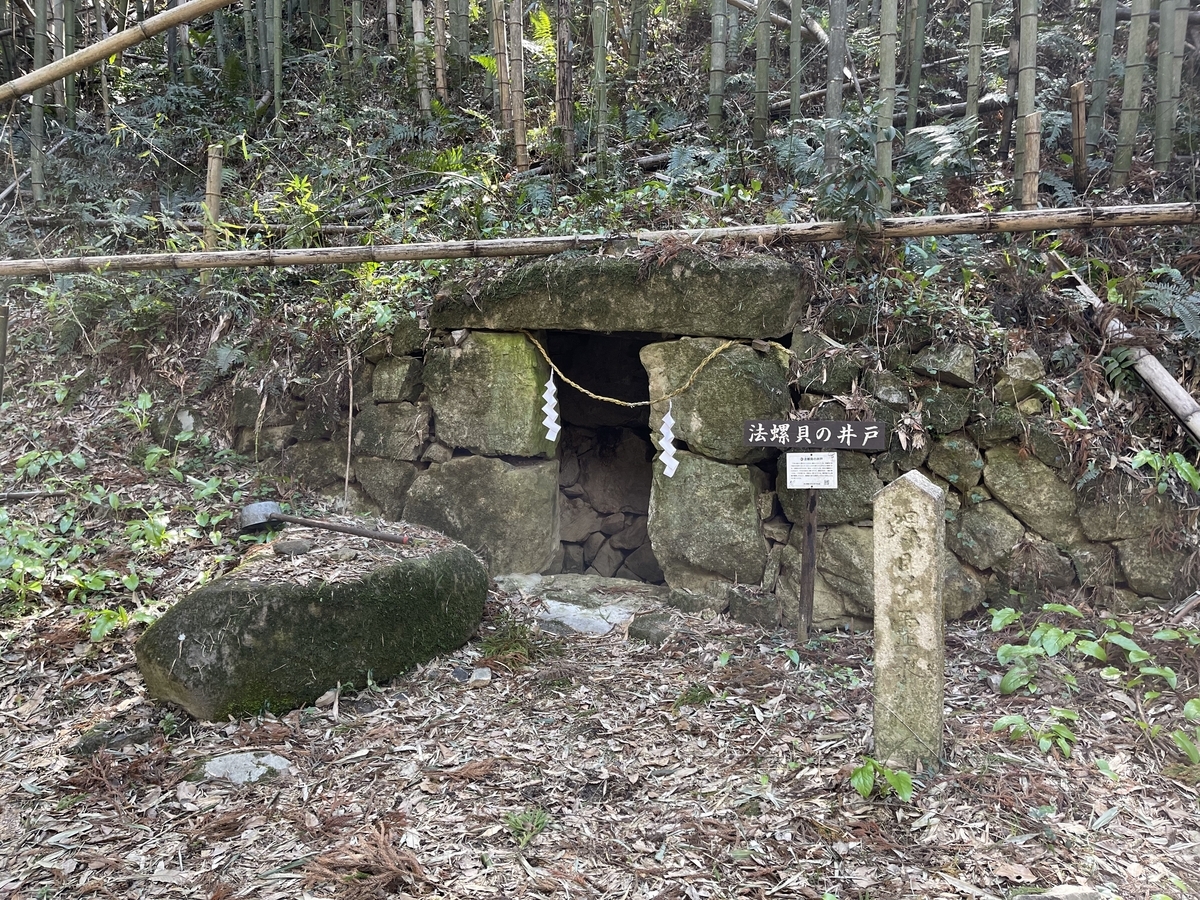 山の斜面に石を組み上げて作られた構造物があります。