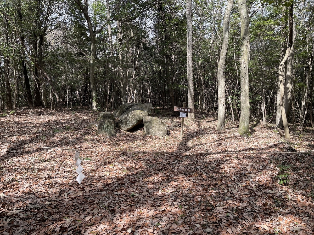 横穴式石室の古墳です。天井石は落ちてしまっているようです。