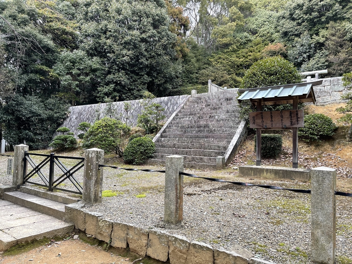 御陵を斜め前から撮った写真です。