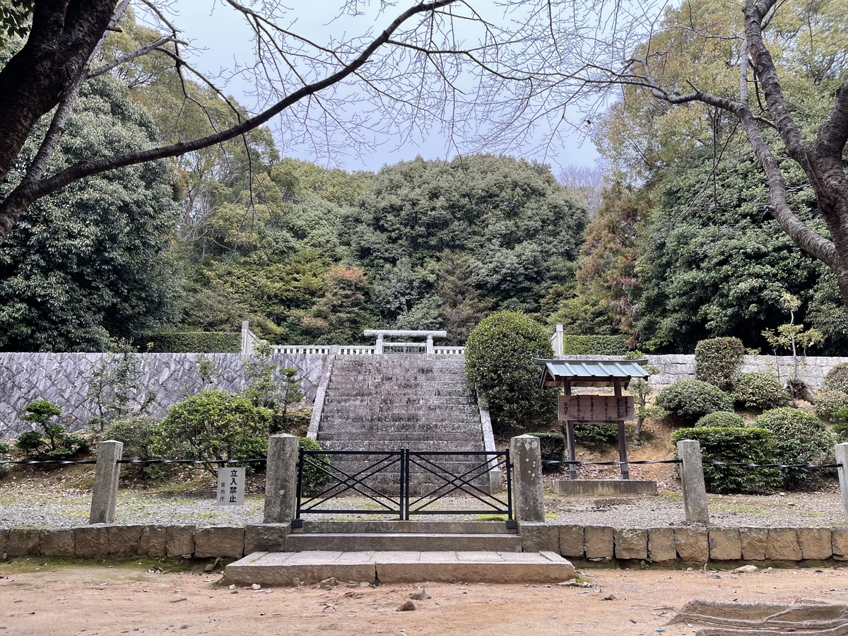 御陵を正面から撮った写真です。