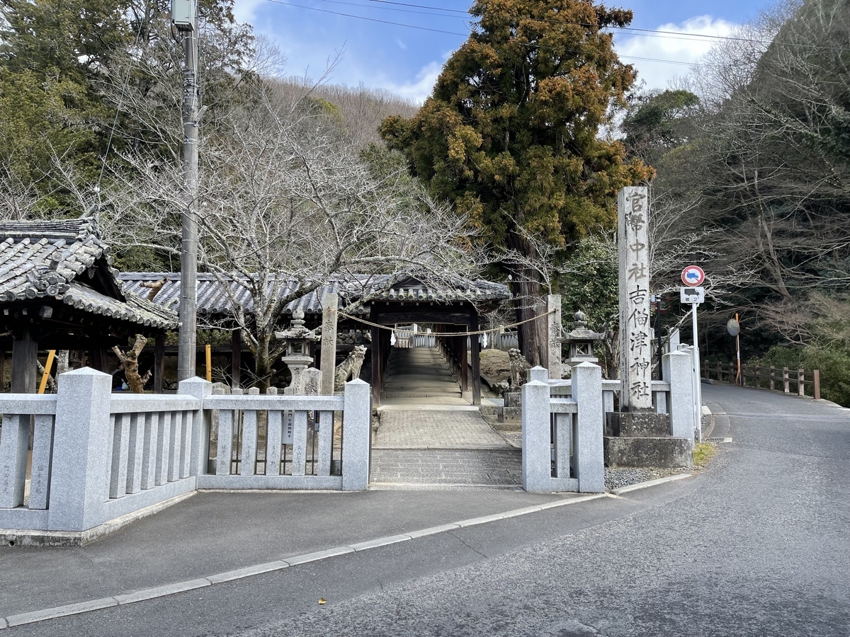 玉垣の切れ目から入れるようになっています。