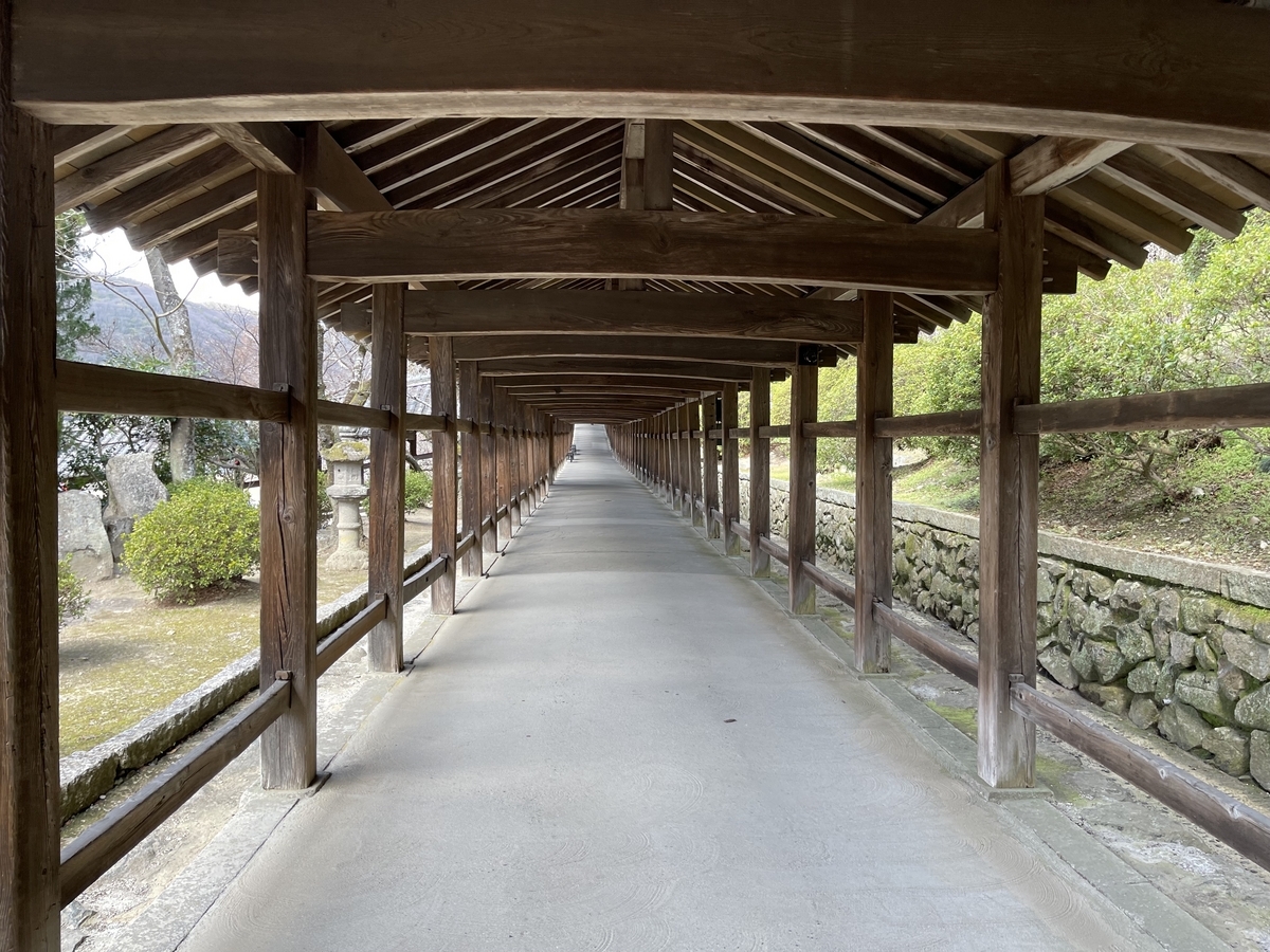 長い廻廊です。廻廊の先は少し上り坂になっています。