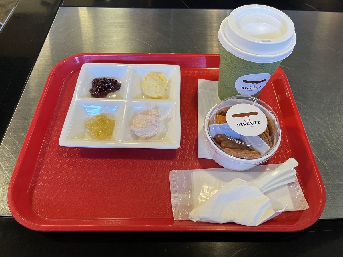 三種類のビスケットと四種類のディップのセットです。