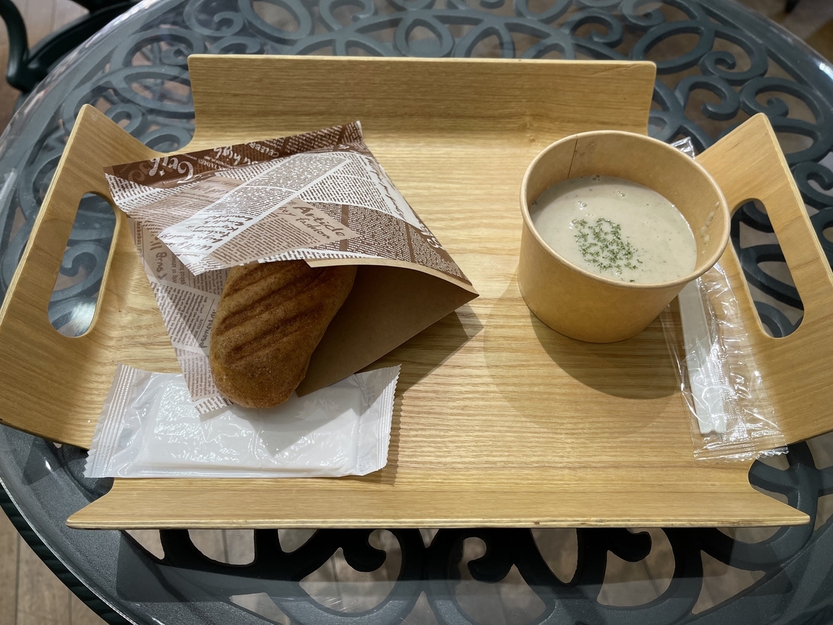 キューバサンドとスープがお盆に乗っています。