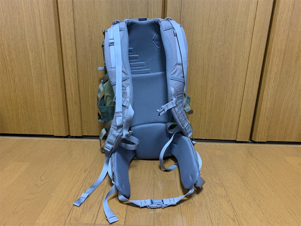 ミステリーランチ クーリー25 女性も背負いやすい本格アウトドアバックパック リュックレビュー リュックマン