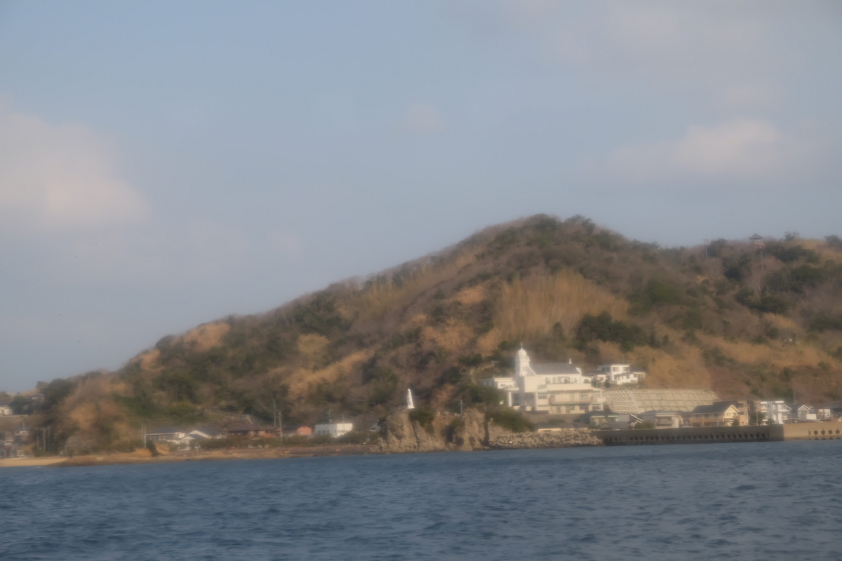 船内から見る神ノ島のマリア像